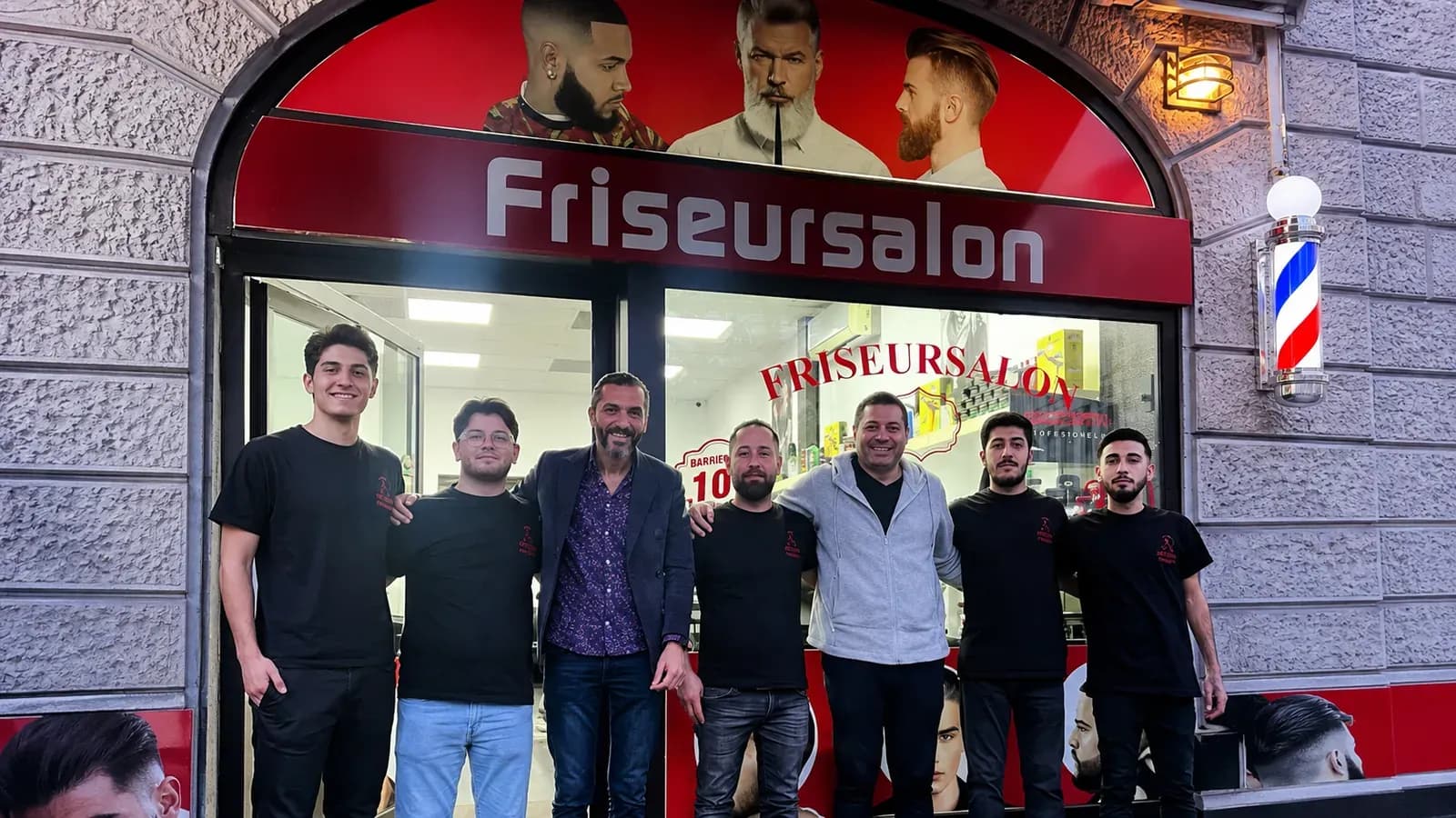Arkadasch Friseursalon Team vor dem Laden in Offenbach